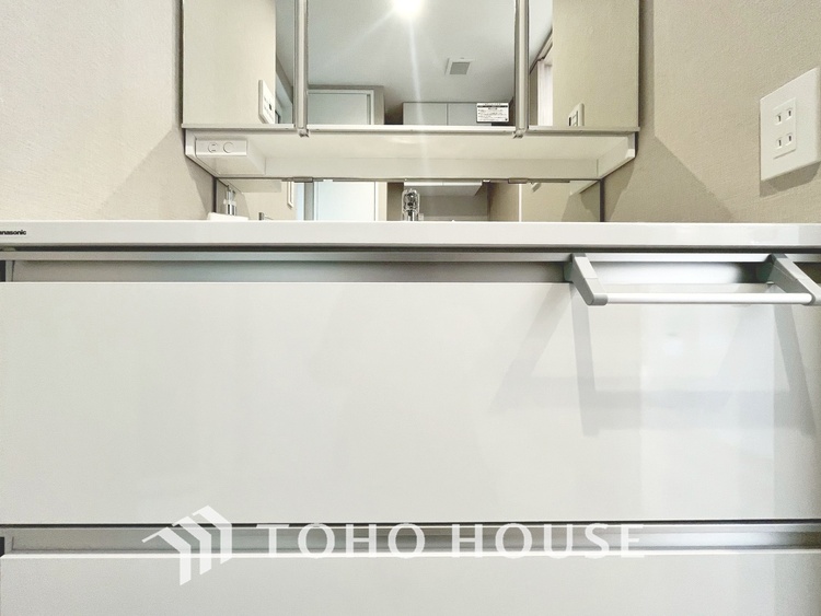 洗面 【WASHROOM】◆快適◆煌びやかな暮らしの中にも忘れたくない快適さ。大きな収納が助けてくれます。