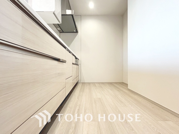 キッチン 【KITCHEN】◆ワクワク◆開放的で機能性も高いシステムキッチン。お子様は毎日のご飯にワクワク！