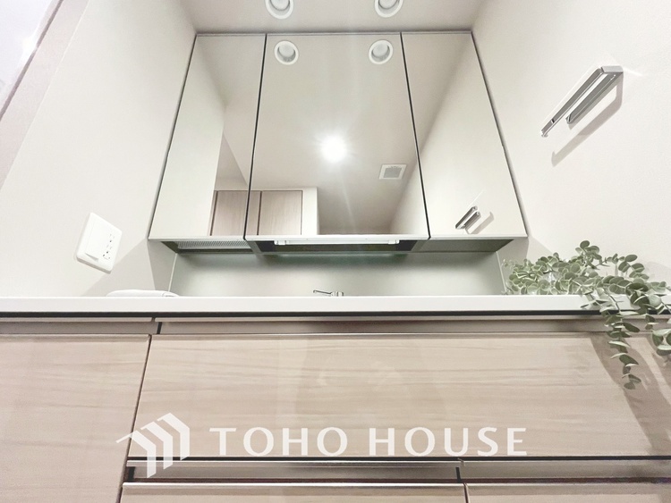 洗面 【WASHROOM】◆快適◆煌びやかな暮らしの中にも忘れたくない快適さ。大きな収納が助けてくれます。