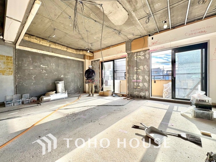 内装 現在改装中◆陽光◆が差し込む。この開放的なLDKに家族の笑顔が集う。家族が一緒に過ごす空間は明るく、そして居心地よく。