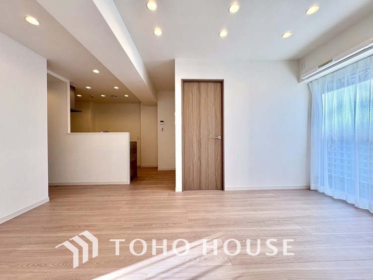 内装 【LIVING】◆陽光◆が差し込む。この開放的なLDKに家族の笑顔が集う。家族が一緒に過ごす空間は明るく、そして居心地よく。