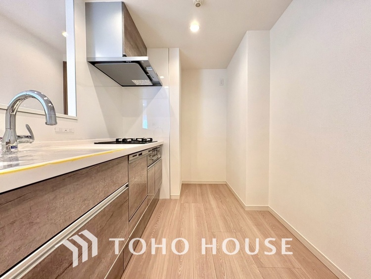 キッチン 【KITCHEN】◆ワクワク◆開放的で機能性も高いシステムキッチン。お子様は毎日のご飯にワクワク！