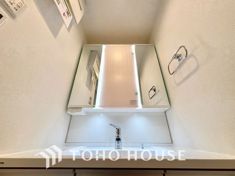 洗面 【WASHROOM】◆快適◆煌びやかな暮らしの中にも忘れたくない快適さ。大きな収納が助けてくれます。
