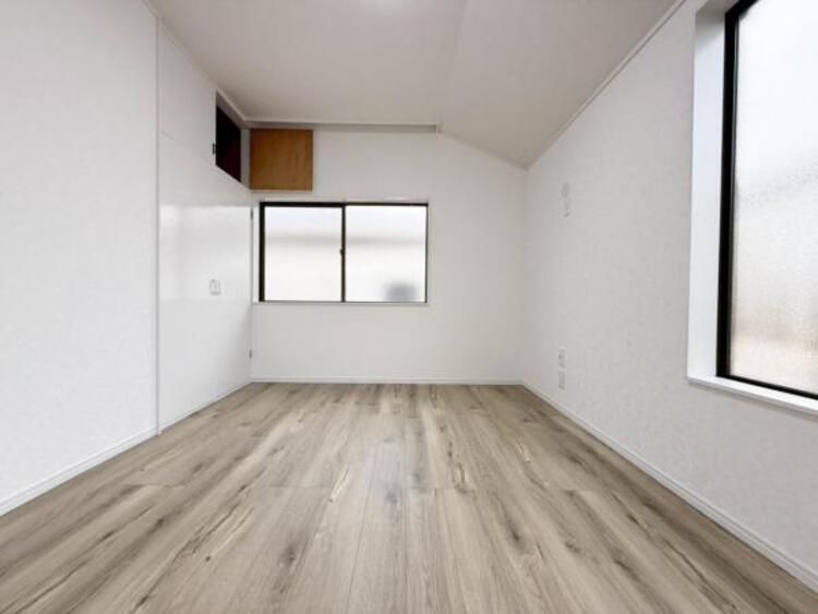 内装 居室はひとり時間を過ごせる安らげるお部屋として活用できます！収納スペースあり！荷物が多くても十分！！ベッドや勉強机、テレビなどを置きたい場合におすすめ！！過ごす時間が長くてもゆったり過ごせそうですね！ 