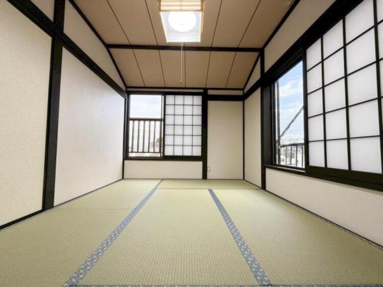 内装 採光を確保した明るい室内は風通しも良く穏やかな時が流れます！様々な生活スタイルにも対応可能な間取り。採光もアクセントの一つとして。この明るい好みの空間で読書をしたり、音楽を聞いたりと一人の時間も充実！ 