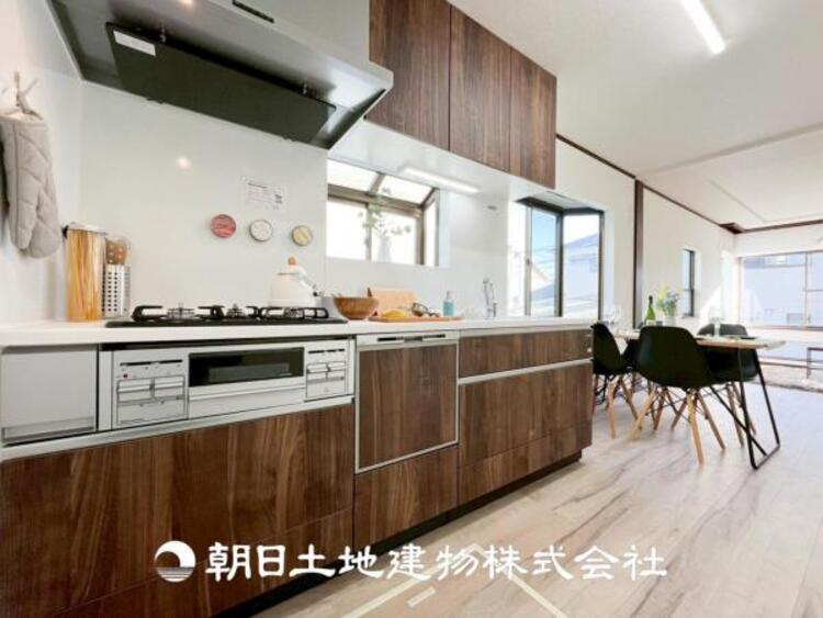 キッチン 【キッチン】日々の生活における家事の動線やリビングとの往来のしやすさに配慮し、お食事の準備や後片付けなどの家事を少しでも楽にするキッチンスペースを目指しました。毎日使う場所だからこそ。ストレスなく使えて、居心地が良くないといけないと思います。