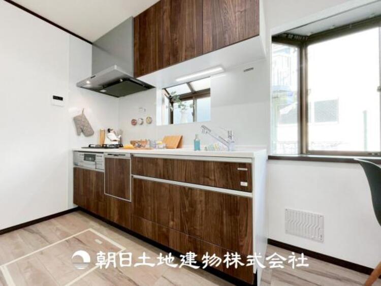 キッチン 【キッチン】シンプルで使いやすいデザインにこだわったキッチン。プライベートスペースを彩るインテリアとしての美しさと、快適な日常を支える機能性と強さがひとつになった自慢のキッチンです。