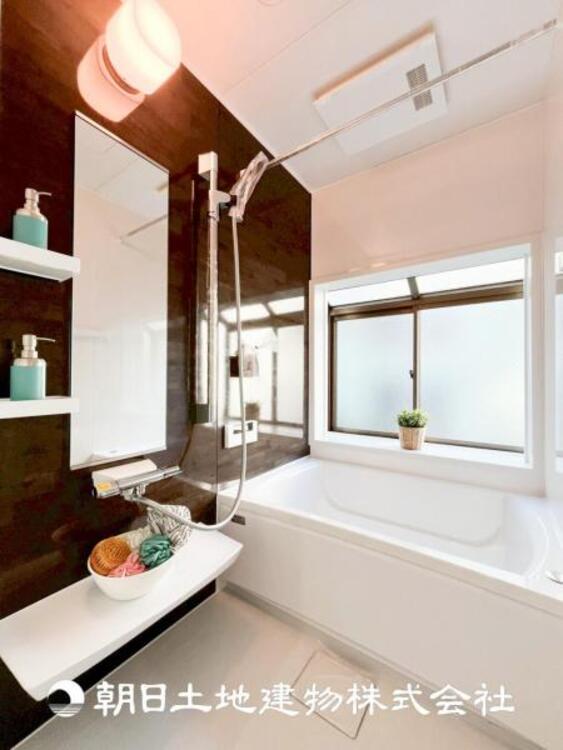 風呂 【浴室】1日の疲れを癒すバスタイム。心地よいリラックスを叶える独立した美しい空間です。心からゆったりと寛いでいただけるよう、ゆとりのスペースを確保しています。