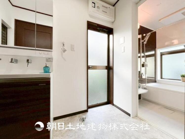 洗面 【洗面化粧台】慌ただしい1日が始まり、充実した1日の終わりを締めくくる洗面所。快適に過ごせることはもちろん、収納や機能性を兼ね備えた洗面化粧台です。