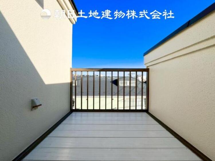バルコニー 【ルーフバルコニー】太陽って自分だけのもの。そう勘違いさせる程たまらない空間です。プライベート性の高い空間を楽しむと同時に朝焼けや星空を見ることで癒しを得ることが出来ます。