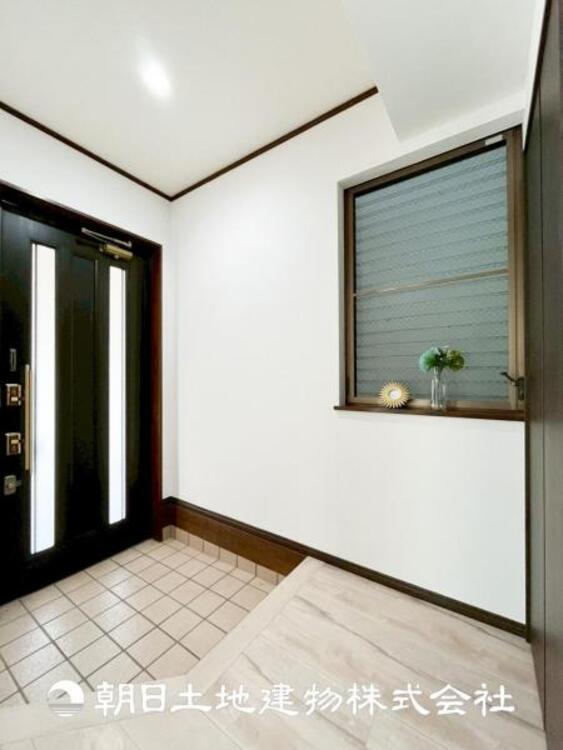 その他 【玄関】大切な家族、お客様をお迎えする玄関は住宅の入口。仕事が終わって疲れた日でも、あなたを受け入れてくれます。