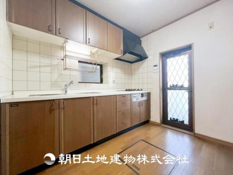 キッチン 【キッチン】日々の生活における家事の動線やリビングとの往来のしやすさに配慮し、お食事の準備や後片付けなどの家事を少しでも楽にするキッチンスペースを目指しました。毎日使う場所だからこそ。ストレスなく使えて、居心地が良くないといけないと思います。