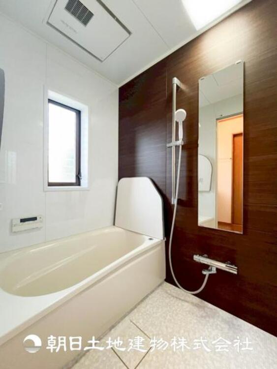 風呂 【浴室】1日の疲れを癒すバスタイム。心地よいリラックスを叶える独立した美しい空間です。心からゆったりと寛いでいただけるよう、ゆとりのスペースを確保しています。