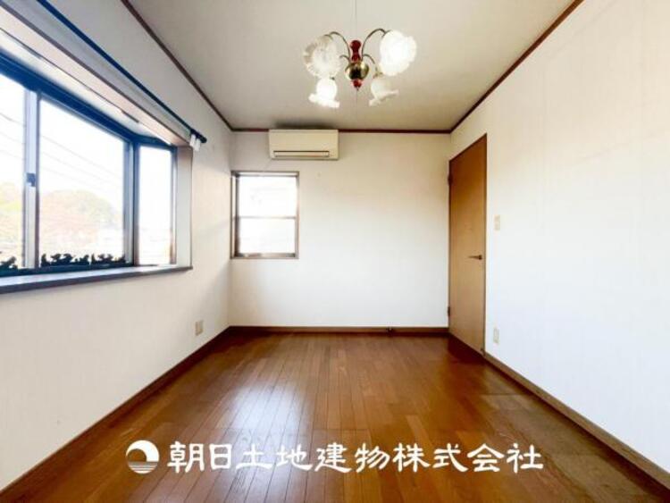 収納 【居室】爽やかな空間演出とセンス良く纏められた室内は良質な寛ぎ空間。そこで暮らす大切な人達のことを考え造りこんだ空間は日々の生活に安らぎを与えてくれます。