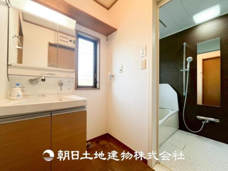 洗面 【洗面化粧台】広々とした洗面台は、日々の身だしなみチェックや歯磨きなど、朝の慌ただしい時間でも心に余裕とゆとりを作ってくれます。今日も１日頑張ろう。そう思える場所でありたいと思っています。