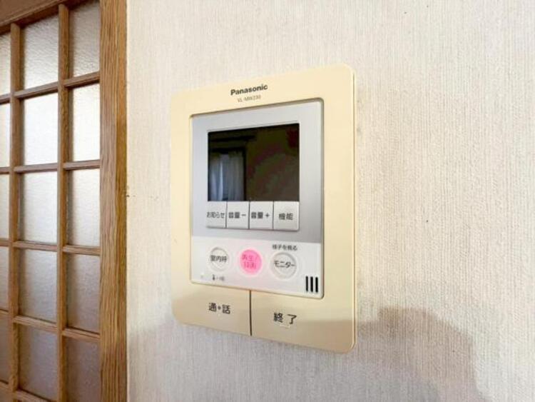 設備 【モニター付きインターホン】訪問者の確認が出来るので、セキュリティ対策にも最適のモニター付きインターホン。