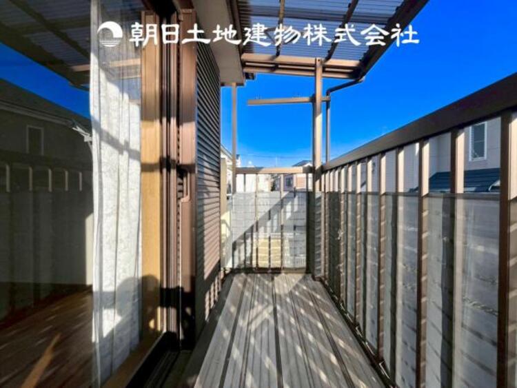 バルコニー 【バルコニー】温かい太陽を感じる事ができるのは、目の前に遮るものが無いから。彼方に広がる風景が絵画のように広がります。
