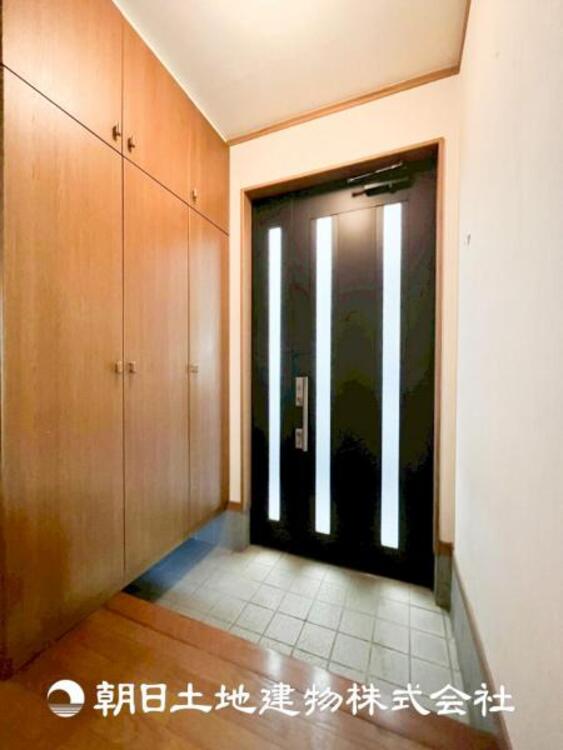 その他 【玄関】家族の帰り、遊びに来る友人、知人を優しく迎え、温もりに満ちた生活空間を予感させる。帰りたい家がここにあります。