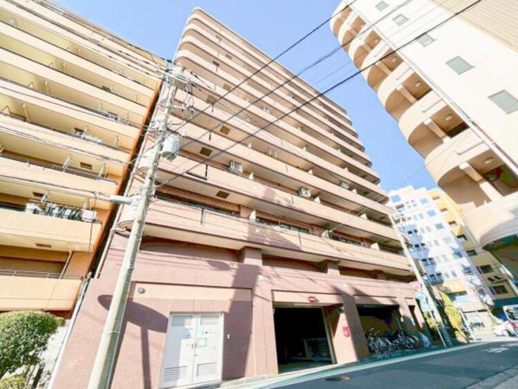 外観 青空を背景にスタイリッシュな外観が住まう人に誇りを与えます。駅周辺施設も利用でき快適生活が送れます！四季を通じて自然と触れ合えるスポットが周辺には沢山あり、お散歩やジョギング週末の遊びにおすすめです。																						 