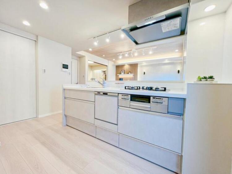 キッチン 広く取られたキッチンスペースはとても便利です。　自由にレイアウトがカスタマイズできます。 