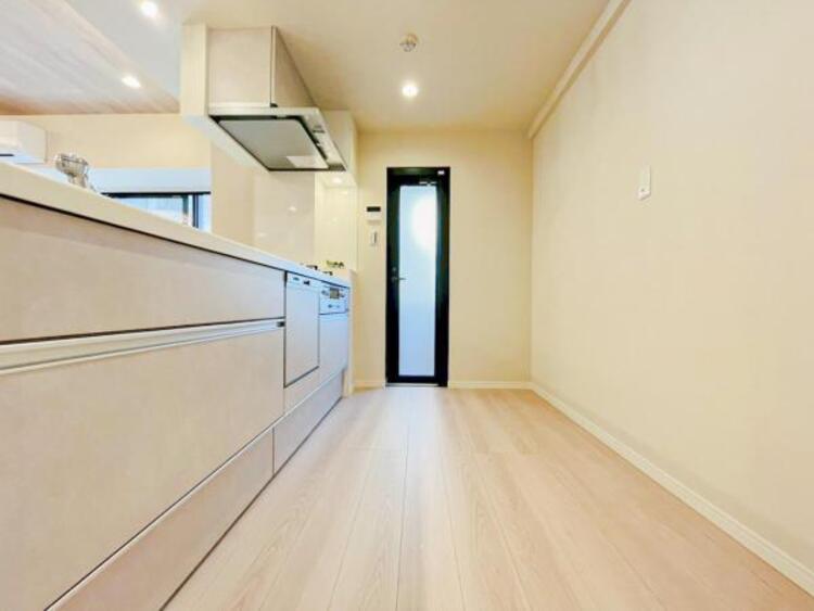 キッチン リビングダイニングが見渡せるカウンターキッチン！　お料理をする人も開放感が心地いいです。 