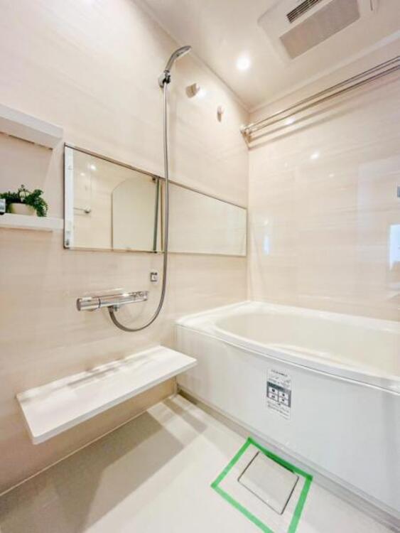 風呂 ゆったりと寛げる広々バスで足を伸ばしてリラックス。　最新のユニットバスは設備も充実です。 