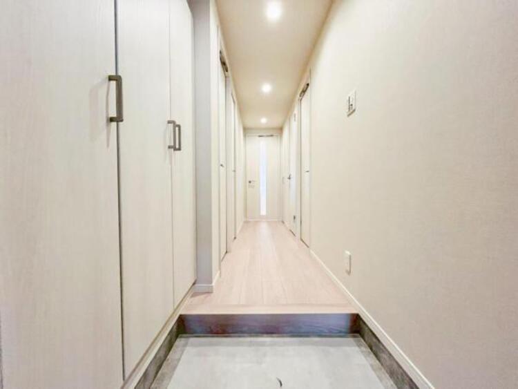 その他 明るく広い玄関には収納力に優れたシューズボックス。　靴をスッキリと整頓することができます。 