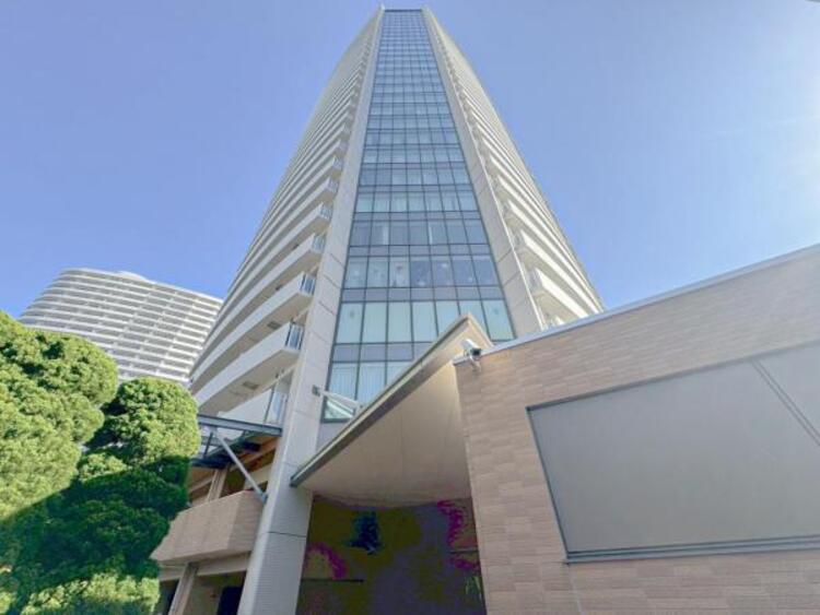 外観 青空を背景にスタイリッシュな外観が住まう人に誇りを与えます。駅周辺施設も利用でき快適生活が送れます！四季を通じて自然と触れ合えるスポットが周辺には沢山あり、お散歩やジョギング週末の遊びにおすすめです。																						