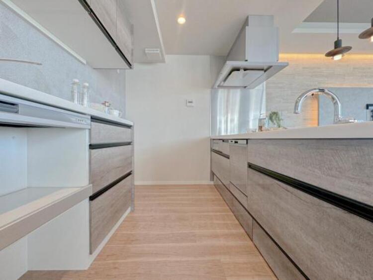 キッチン 広く取られたキッチンスペースはとても便利です。　自由にレイアウトがカスタマイズできます。