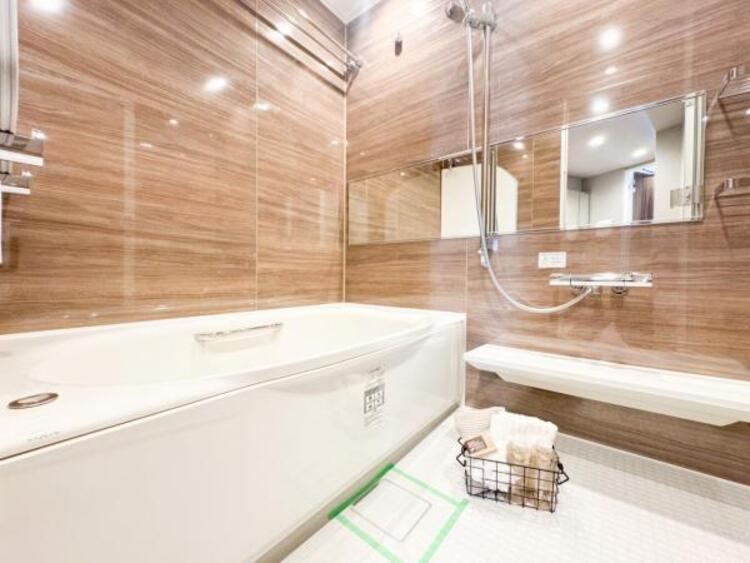 風呂 ゆったりと寛げる広々バスで足を伸ばしてリラックス。　最新のユニットバスは設備も充実です。 