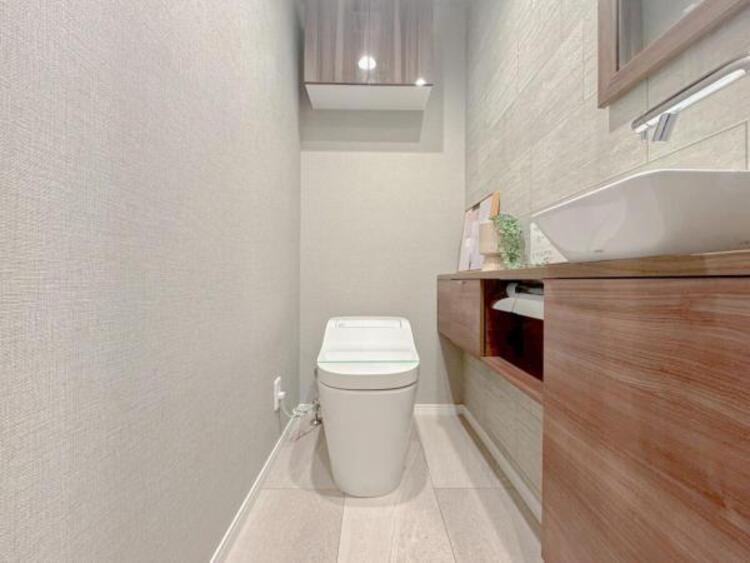 トイレ ウォシュレット、保温機能付き便座など充実の設備です　お掃除がしやすくストレスフリー！！