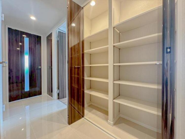 収納 衣類をスッキリ整理！居室に備え付けの収納で、いつでも片付いた広々空間を実現。快適な暮らしをサポートします！