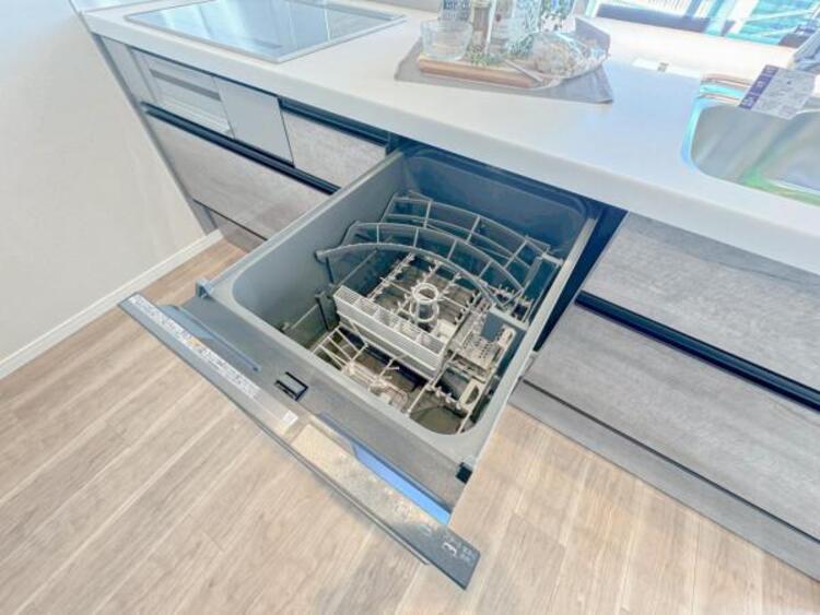 設備 最新のシステムキッチンは使い勝手が良好です。　　気持ちよく料理ができます。