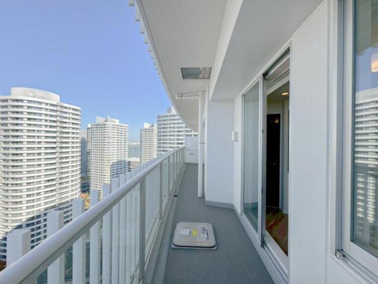 バルコニー 太陽の光と爽やかな風を受けられるバルコニーです。太陽の匂いを感じられそうです！