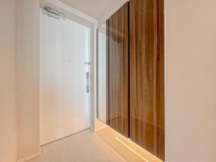 駐車場 明るく広い玄関には収納力に優れたシューズボックス。　靴をスッキリと整頓することができます。