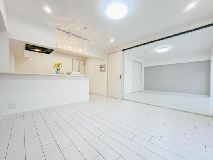 居間 お天気が晴れの日は照明をつけなくても充分明るいリビングです！どこか落ち着きのある広々とした内装です！皆で過ごす空間が、目に浮かんでくる様な優しいリビングダイニングです！くつろいだり楽しい時間を是非！ 