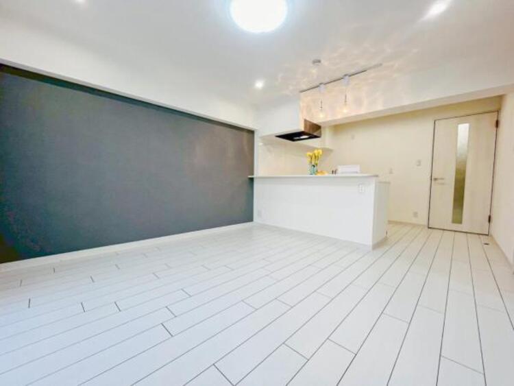 居間 リビングにあふれる採光と心地よい風のつどう調和された空間！！生活を彩る充実した日々が過ごせそうです。家族の滞在期間が長くなることを予測して、設計士が思いと工夫をこらした自慢のリビングダイニング！！！ 