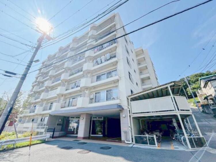 外観 青空を背景にスタイリッシュな外観が住まう人に誇りを与えます。駅周辺施設も利用でき快適生活が送れます！四季を通じて自然と触れ合えるスポットが周辺には沢山あり、お散歩やジョギング週末の遊びにおすすめです。																						 