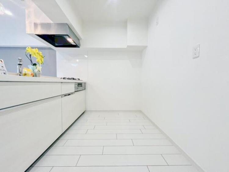 キッチン 広く取られたキッチンスペースはとても便利です。　自由にレイアウトがカスタマイズできます。 