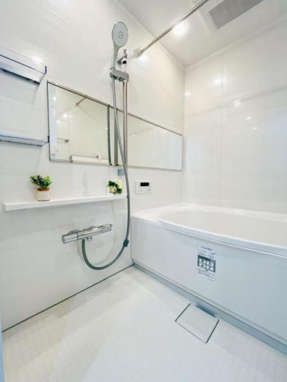 風呂 ゆったりと寛げる広々バスで足を伸ばしてリラックス。　最新のユニットバスは設備も充実です。 