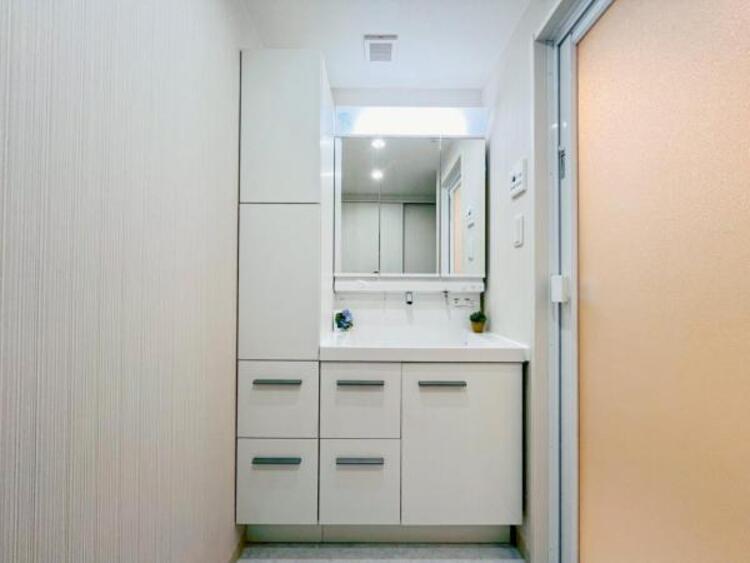 洗面 使用頻度の高い場所だからこそ便利な空間に。多人数での使用も考えた便利な空間です 