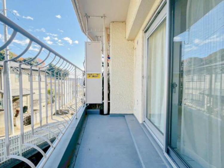 バルコニー 太陽の光と爽やかな風を受けられるバルコニーです。太陽の匂いを感じられそうです！ 