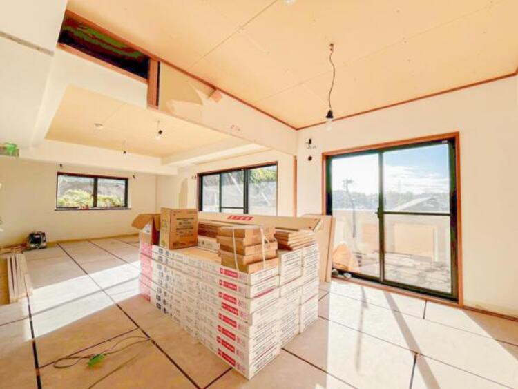 居間 穏やかな寛ぎあじわえるお部屋では有意義な時間がつくれます！！大きな窓からと陽光が注がれる明るい空間！光もアクセントの一つとして。一人時間も充実したものにできるプライベートルームは日々を豊かにします！！