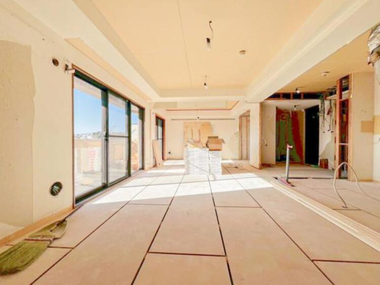 居間 採光を確保した明るい室内は風通しも良く穏やかな時が流れます！様々な生活スタイルにも対応可能な間取り。採光もアクセントの一つとして。この明るい好みの空間で読書をしたり、音楽を聞いたりと一人の時間も充実！