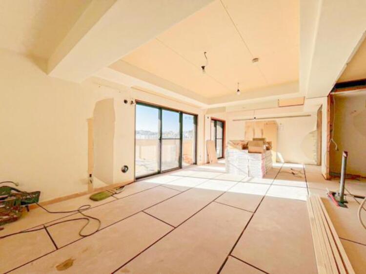 居間 陽光がたっぷりと取り込め大きな窓で広々と安らげる快適空間です窓からの眺めは気持ち良い解放感ある光景！おだやかな寛ぎを届けるお部屋で、趣味などの時間も充実した時間をアイデアや工夫次第で過ごせそうですね！