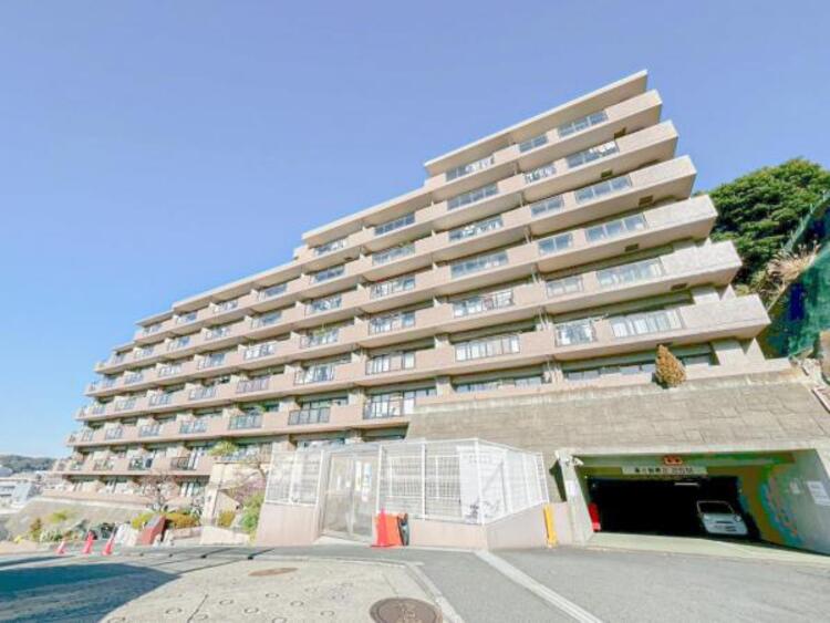 外観 開放感があり日当りも良好です！目の前に広がる開放感とゆとり。暮らしの夢を育む住まいがここにあります！穏やかな風と陽光を導き、プライバシーに配慮された設計プランで居住性を一段と心地よいものにしています！