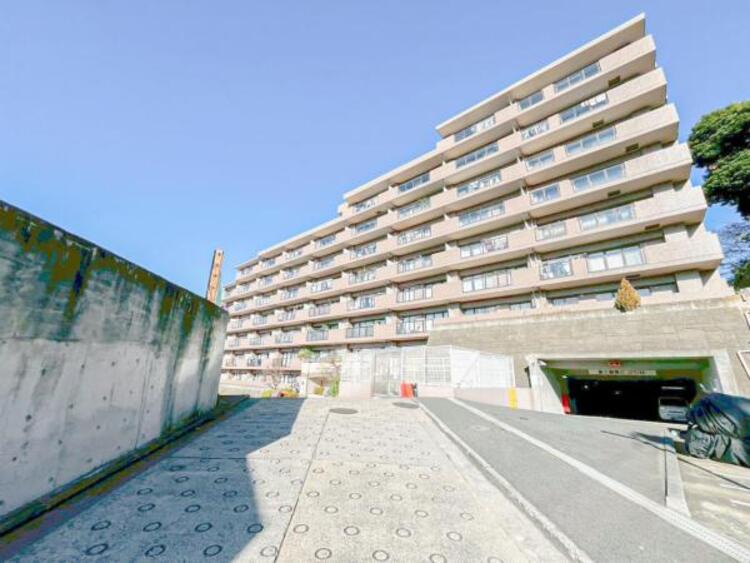 外観 緑に恵まれたエリアで、自然に包まれた穏やかな暮らしを実現！！緑の潤いを感じながらホッと生活できそう。四季の移り変わりを感じられる贅沢な空間で、暮らしの夢を育む、あらたな住生活をスタートしてみませんか？