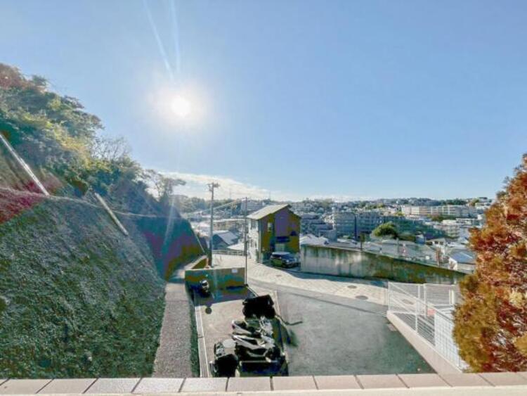 バルコニー ワイドスパンのバルコニー！奥行きがあるタイプ！洗濯物が沢山干せて陽はいっぱいあたります