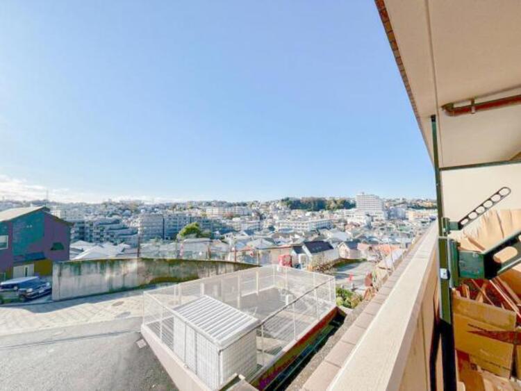 バルコニー 太陽の光と爽やかな風でお洗濯物は気持ちいいです。