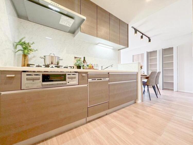 キッチン 広く取られたキッチンスペースはとても便利です。　自由にレイアウトがカスタマイズできます。 